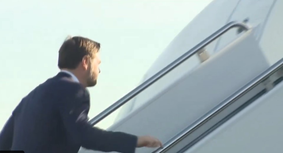 El vicepresidente de EE.UU., J.D. Vance, abordando el avión para el encuentro.