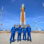 Los astronautas de la NASA Reid Wiseman, comandante de Artemis II, a la izquierda, Victor Glover, piloto de Artemis II, Christina Koch, especialista de la misión Artemis II, y el astronauta de la Agencia Espacial Canadiense, Jeremy Hansen.