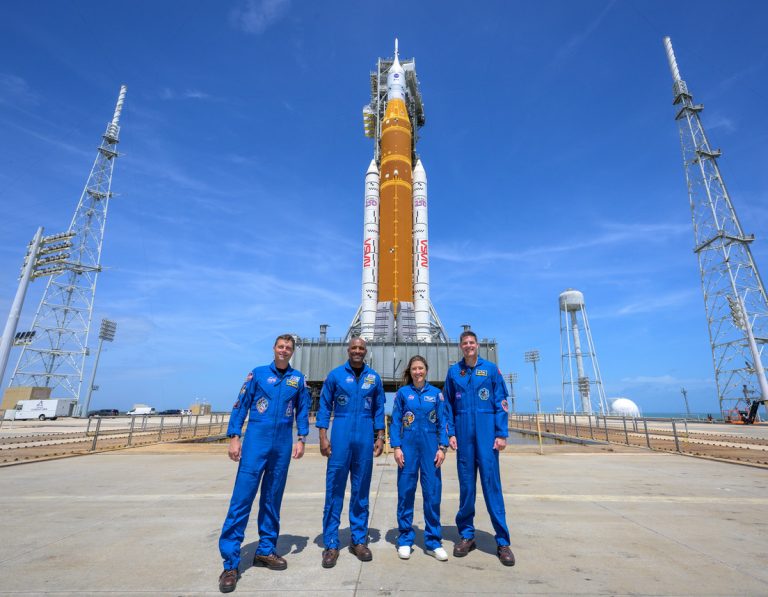 Los astronautas de la NASA Reid Wiseman, comandante de Artemis II, a la izquierda, Victor Glover, piloto de Artemis II, Christina Koch, especialista de la misión Artemis II, y el astronauta de la Agencia Espacial Canadiense, Jeremy Hansen.