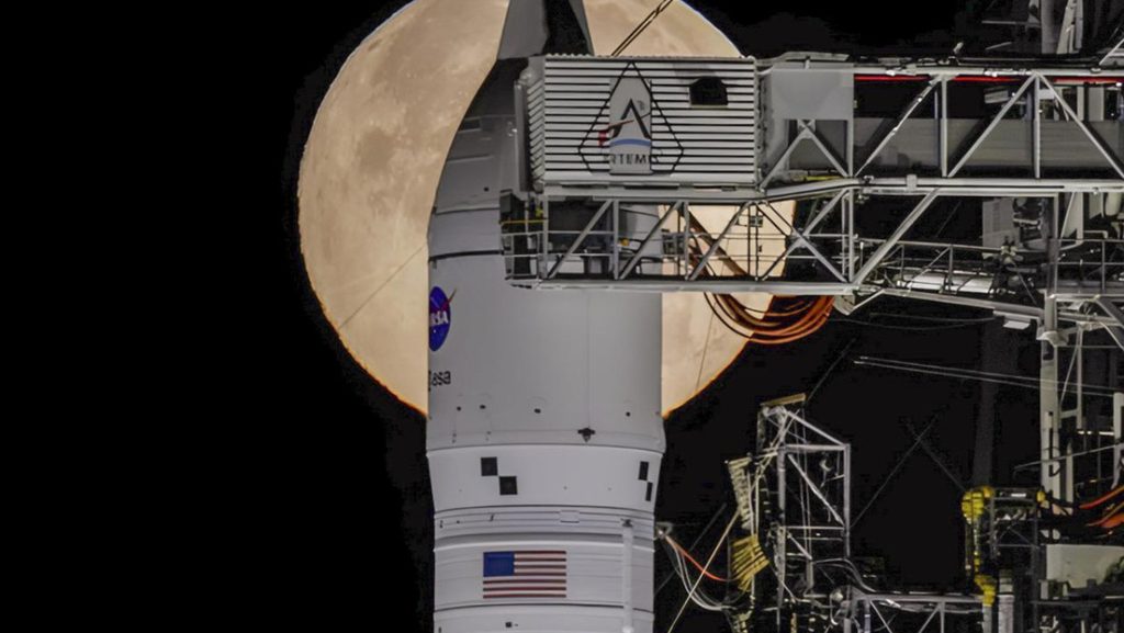 La Luna detrás del cohete Artemis II en una plataforma de lanzamiento móvil en el Centro Espacial Kennedy, en Florida, durante un ensayo el 1 de febrero de 2026.