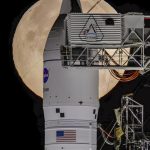 La Luna detrás del cohete Artemis II en una plataforma de lanzamiento móvil en el Centro Espacial Kennedy, en Florida, durante un ensayo el 1 de febrero de 2026.