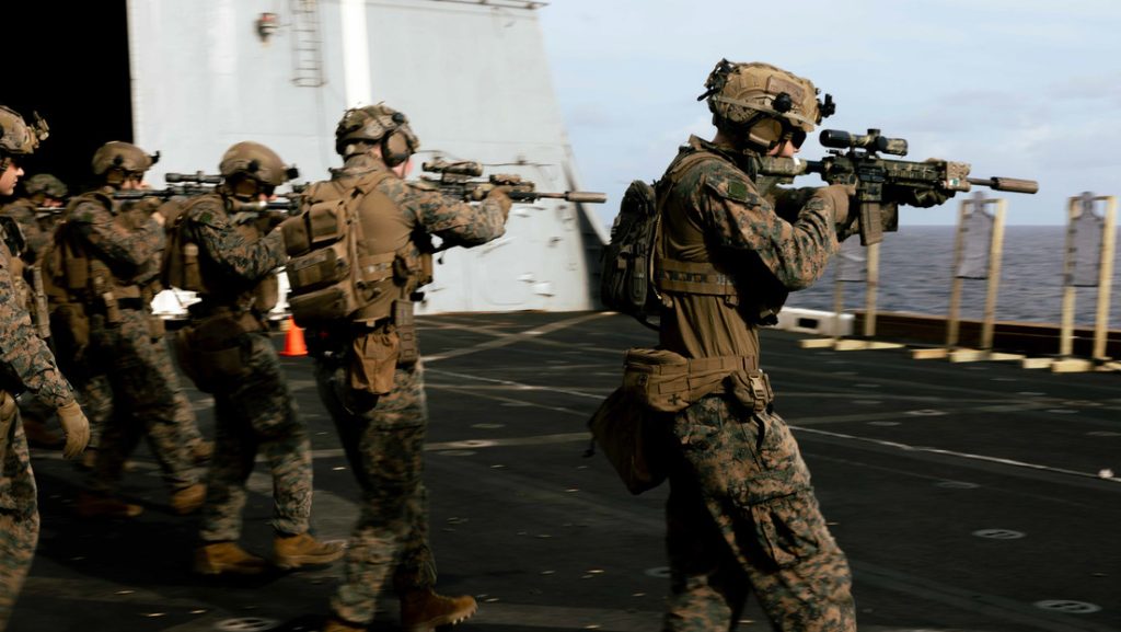 Infantes de Marina de EE.UU. realizan un ejercicio de tiro a bordo del USS San Antonio (LPD 17).
