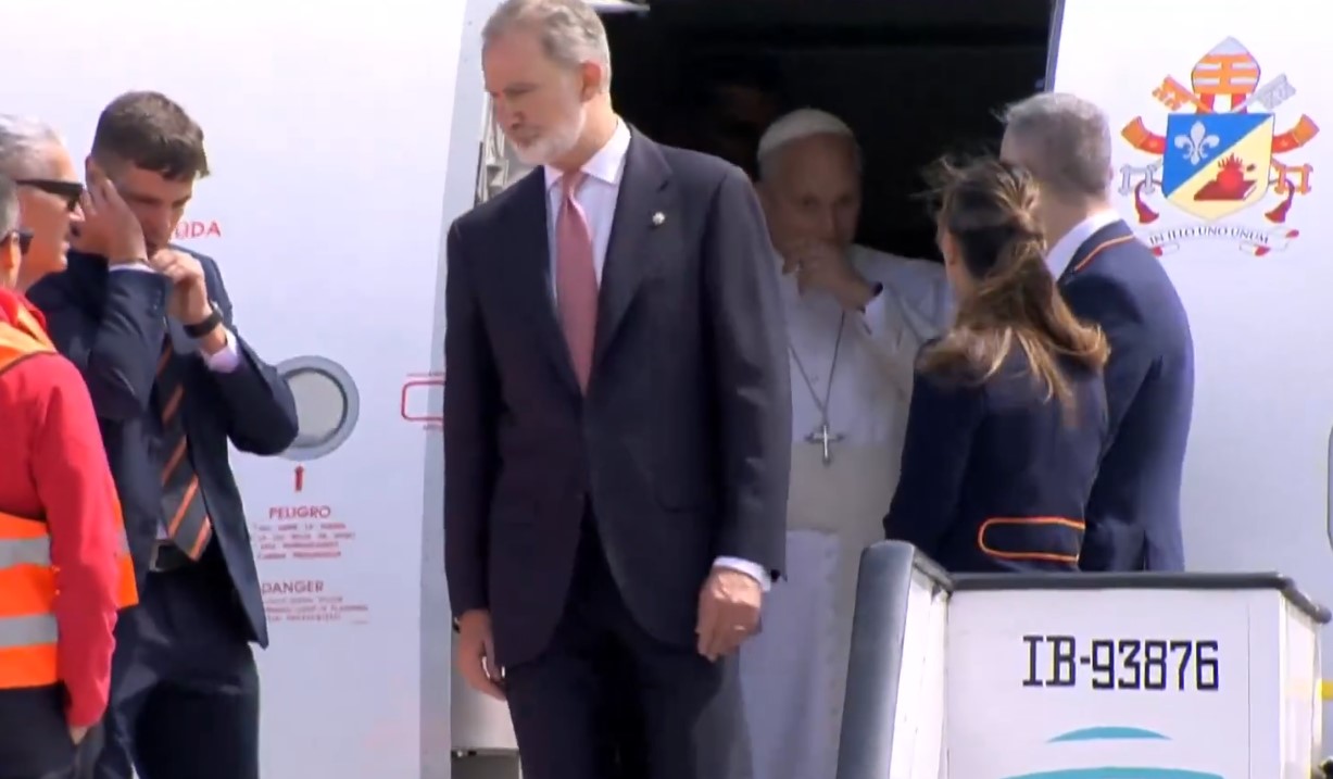 Problemas técnicos retrasan la salida del papa León XIV de Tenerife
