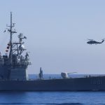 Un helicóptero S70C despega del DDG-1801, un destructor de misiles guiados, como parte de los principales ejercicios anuales "Han Kuang" de Taiwán (REUTERS/Archivo)