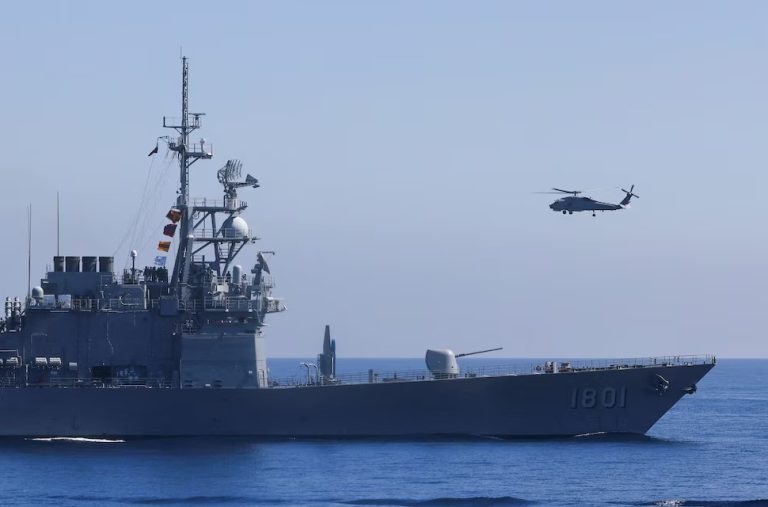 Un helicóptero S70C despega del DDG-1801, un destructor de misiles guiados, como parte de los principales ejercicios anuales "Han Kuang" de Taiwán (REUTERS/Archivo)