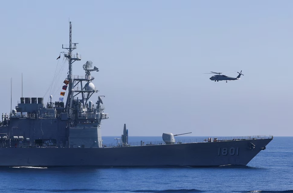 Un helicóptero S70C despega del DDG-1801, un destructor de misiles guiados, como parte de los principales ejercicios anuales "Han Kuang" de Taiwán (REUTERS/Archivo)