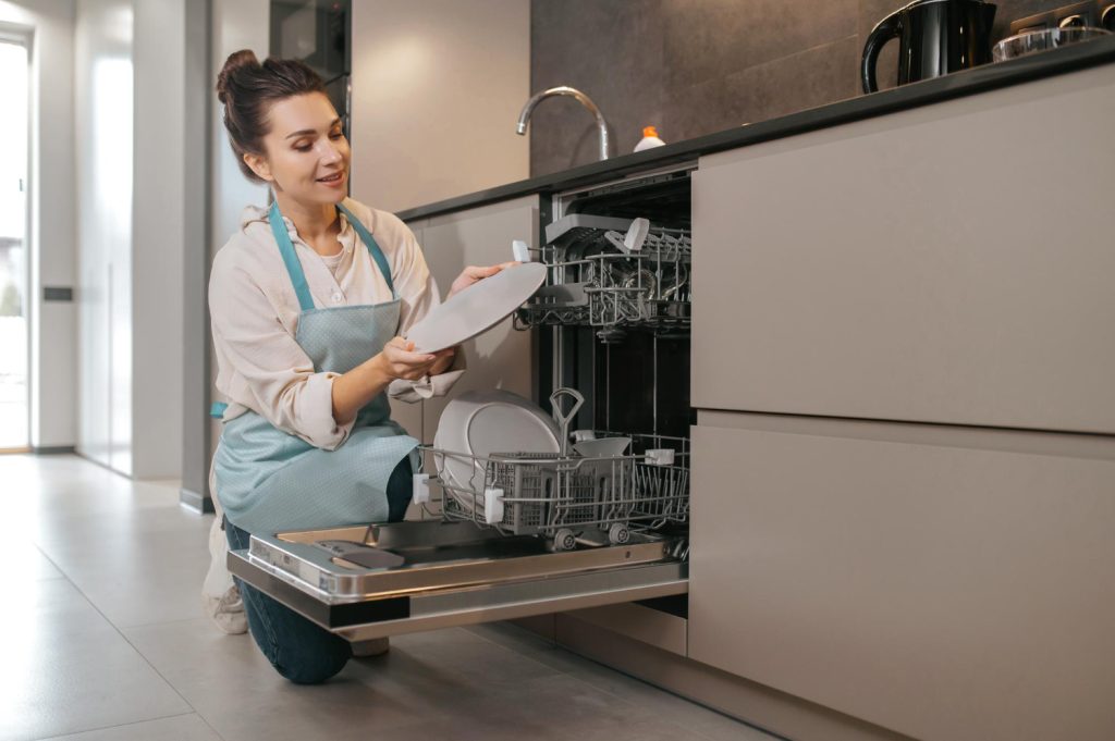 Lavavajillas moderno con funciones inteligentes para optimizar la limpieza de la cocina
