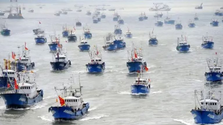 La Armada de Chile despliega un masivo operativo para vigilar a una colosal flota pesquera china