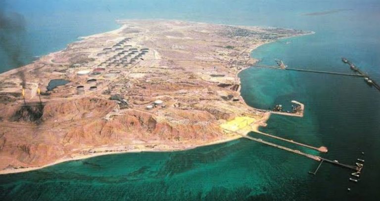 EE.UU. asesta un golpe al comercio petrolero de Irán al neutralizar cinco buques cerca de la isla de Kharg