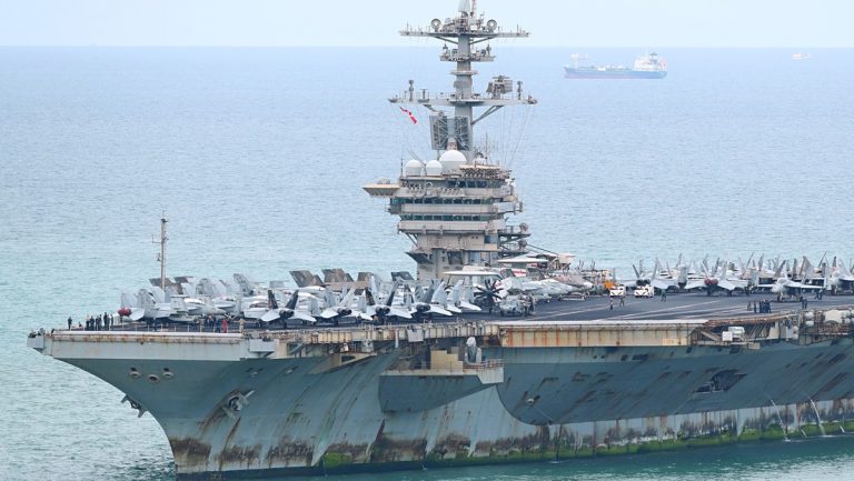 La deslucida apariencia del USS Abraham Lincoln al tocar puerto tras su despliegue récord en Oriente Medio