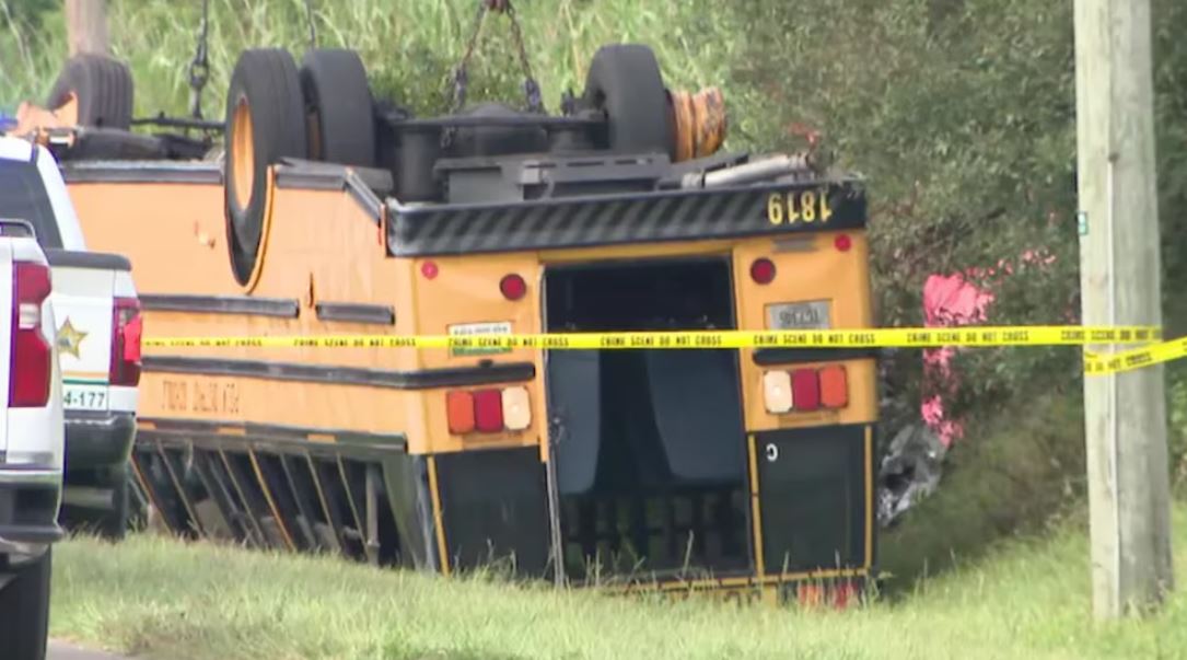 Un choque de autobús escolar deja dos muertos en Florida, entre ellos una estudiante de secundaria